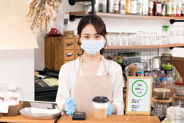 二酸化炭素濃度計測器CO2センサー「まもセンサーAir」は小型店舗、飲食店など置き場を選ばず空気環境を見える化