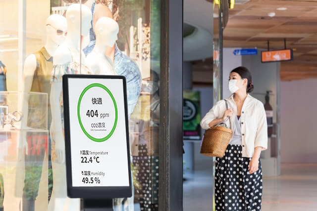 デジタルサイネージで換気状況を表示、店舗内の安全な状況を店舗外の見込み客にアピール